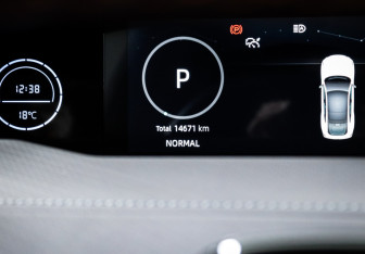 Подержанный автомобиль Changan UNI-V 2023 года (11 фото)