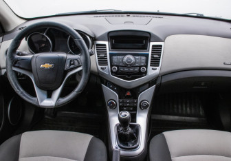 Подержанный автомобиль Chevrolet Cruze Hatchback 2012 года (13 фото)