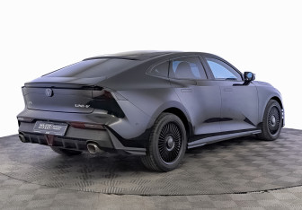 Подержанный автомобиль Changan UNI-V 2023 года (5 фото)