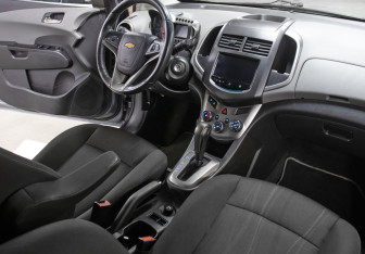 Подержанный автомобиль Chevrolet Aveo Hatchback 2013 года (9 фото)