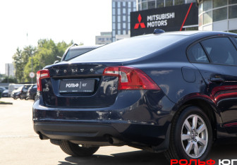 Подержанный автомобиль Volvo S60 2011 года (16 фото)