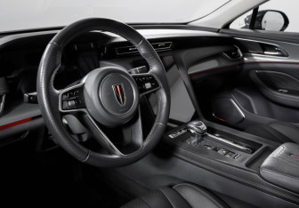 Подержанный автомобиль Hongqi H5 2023 года (14 фото)