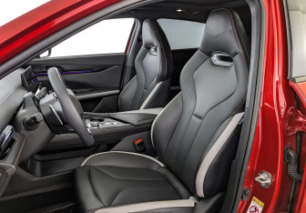 Подержанный автомобиль Changan UNI-V 2023 года (20 фото)