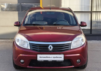 Подержанный автомобиль Renault Sandero 2010 года (2 фото)
