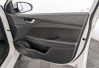 Подержанный автомобиль Hyundai Solaris Sedan 2021 года (24 фото)