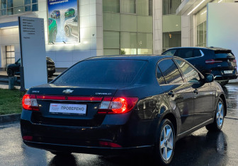 Подержанный автомобиль Chevrolet Epica 2010 года (5 фото)