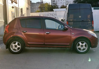 Подержанный автомобиль Renault Sandero 2010 года (4 фото)