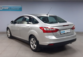 Подержанный автомобиль Ford Focus Sedan 2011 года (7 фото)