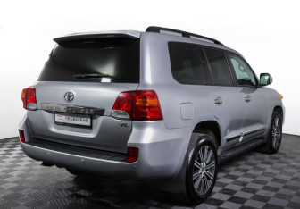Подержанный автомобиль Toyota Land Cruiser Suv 2012 года (5 фото)