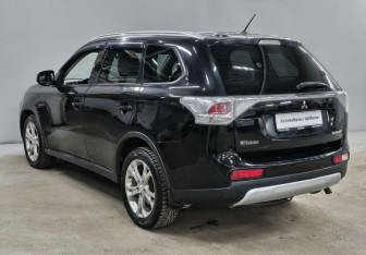 Подержанный автомобиль Mitsubishi Outlander 2014 года (7 фото)