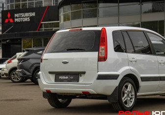 Подержанный автомобиль Ford Fusion 2008 года (18 фото)