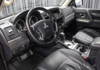 Подержанный автомобиль Mitsubishi Pajero 2018 года (16 фото)