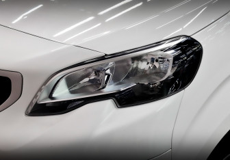 Подержанный автомобиль Peugeot Traveller 2022 года (18 фото)