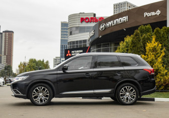 Подержанный автомобиль Mitsubishi Outlander 2016 года (6 фото)