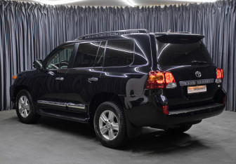 Подержанный автомобиль Toyota Land Cruiser Suv 2013 года (7 фото)