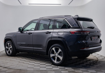 Подержанный автомобиль Jeep Grand Cherokee 2022 года (3 фото)