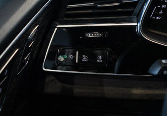 Подержанный автомобиль Audi Q8 2019 года (24 фото)