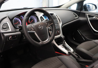 Подержанный автомобиль Opel Astra Hatchback 2012 года (7 фото)