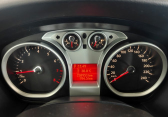 Подержанный автомобиль Ford Focus Hatchback 2010 года (13 фото)