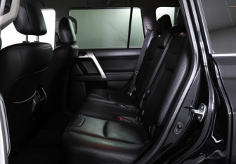 Подержанный автомобиль Toyota Land Cruiser Prado 2019 года (12 фото)