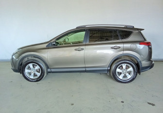 Подержанный автомобиль Toyota RAV4 2015 года (7 фото)