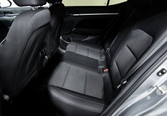 Подержанный автомобиль Hyundai Elantra Sedan 2019 года (12 фото)