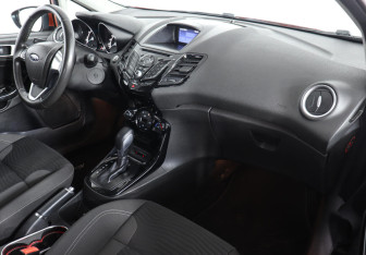 Подержанный автомобиль Ford Fiesta Hatchback 2015 года (5 фото)