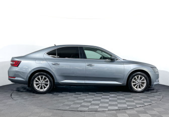 Подержанный автомобиль Skoda Superb Liftback 2018 года (4 фото)