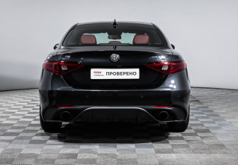 Подержанный автомобиль Alfa Romeo Giulia 2023 года (6 фото)