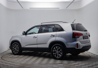 Подержанный автомобиль Kia Sorento 2013 года (3 фото)