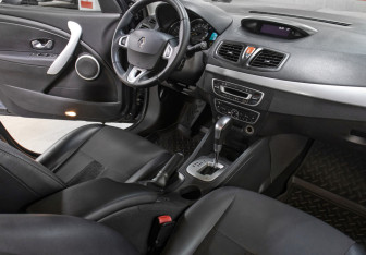 Подержанный автомобиль Renault Fluence 2010 года (11 фото)