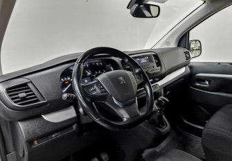 Подержанный автомобиль Peugeot Traveller 2022 года (17 фото)