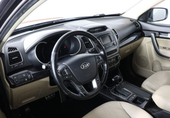 Подержанный автомобиль Kia Sorento 2013 года (8 фото)