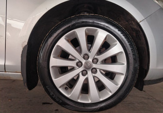 Подержанный автомобиль Opel Astra Hatchback 2011 года (10 фото)