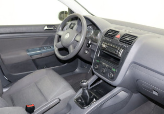 Подержанный автомобиль Volkswagen Golf Hatchback 2004 года (10 фото)