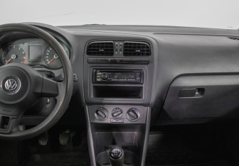 Подержанный автомобиль Volkswagen Polo Sedan 2015 года (14 фото)