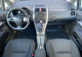 Подержанный автомобиль Toyota Auris Hatchback 2010 года (10 фото)