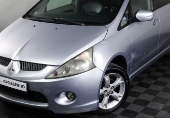 Подержанный автомобиль Mitsubishi Grandis 2008 года (23 фото)