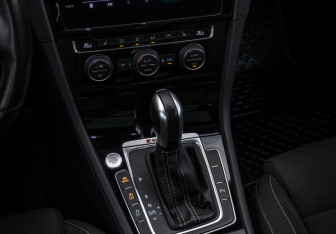 Подержанный автомобиль Volkswagen Golf R Wagon 2020 года (20 фото)