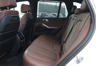 Подержанный автомобиль BMW X5 2022 года (10 фото)