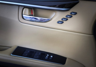 Подержанный автомобиль Lexus ES 2017 года (18 фото)