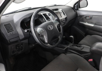Подержанный автомобиль Toyota Hilux 2012 года (5 фото)