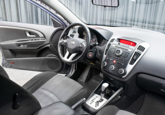 Подержанный автомобиль Kia Ceed Hatchback 2010 года (12 фото)