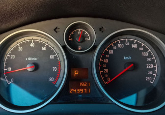 Подержанный автомобиль Opel Astra Sedan 2012 года (15 фото)