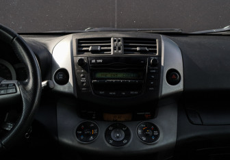 Подержанный автомобиль Toyota RAV4 2010 года (10 фото)