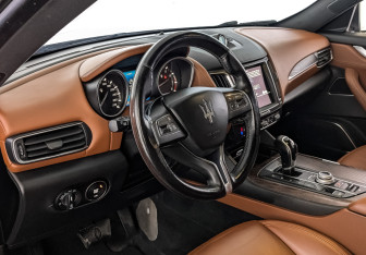 Подержанный автомобиль Maserati Levante 2017 года (15 фото)