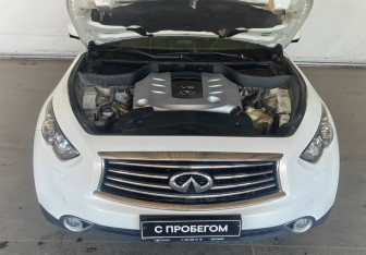 Подержанный автомобиль Infiniti QX70 2014 года (21 фото)