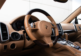 Подержанный автомобиль Porsche Cayenne 2012 года (18 фото)