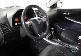 Подержанный автомобиль Toyota Corolla Sedan 2012 года (7 фото)