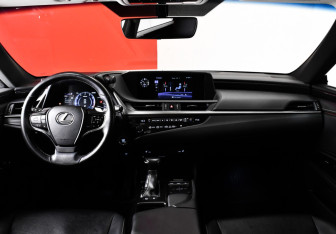 Подержанный автомобиль Lexus ES 2018 года (11 фото)